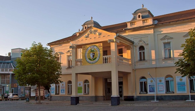 Мукачівський драмтеатр переказав половину свого заробітку за чотири місяці на ЗСУ