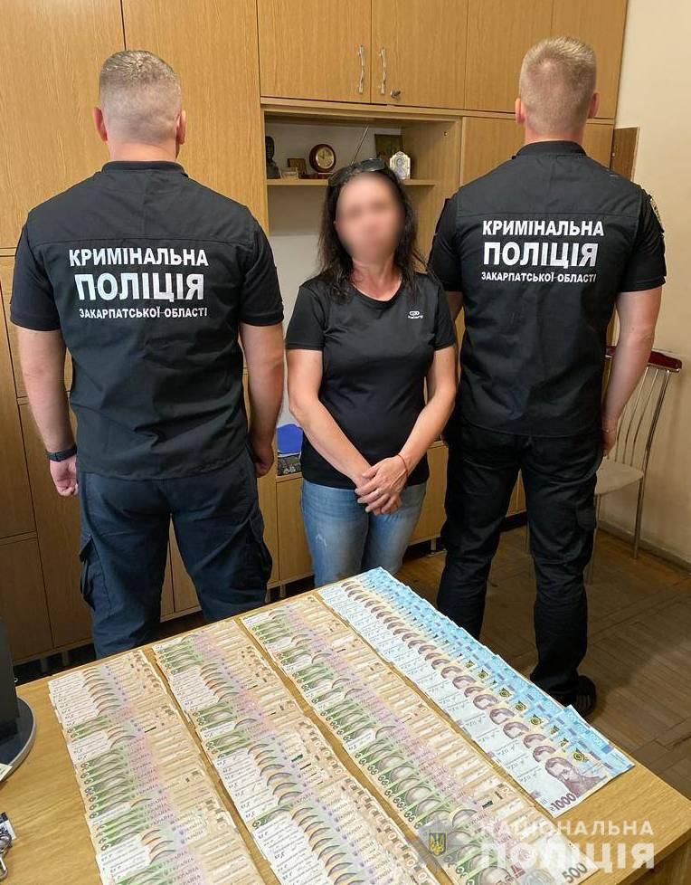 У Виноградові дві жінки винесли з будинку пенсіонера 120 тисяч гривень