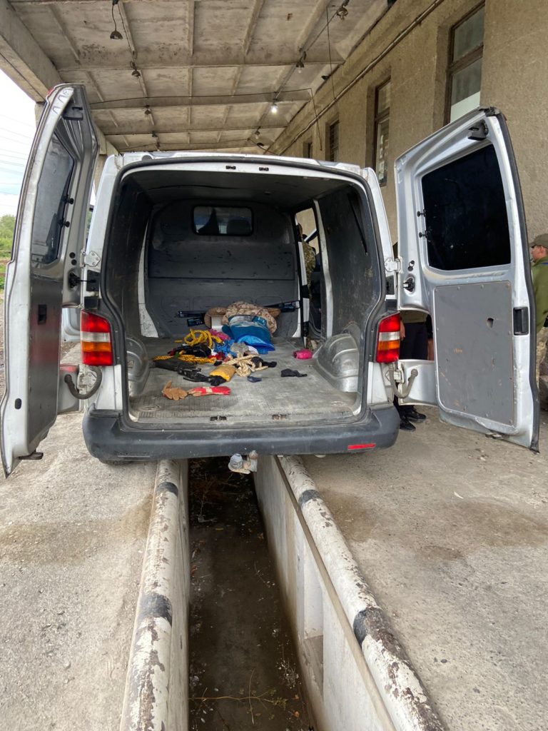 На кордоні закарпатські митники в автокріслі знайшли схованку