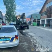 Не зміг надати документацію на вантаж: на Тячівщині вилучили вантажівку, яка перевозила нелегальну деревину