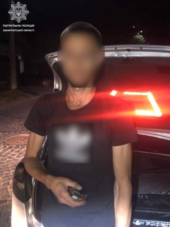 В Ужгороді патрульні виявили у нетверезого керманича речовини, схожі на наркотичні