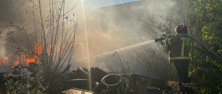 В Ужгороді горів пункт збору металобрухту