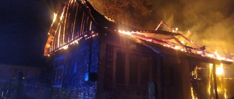 Вночі на Закарпатті горів будинок: господар був у середині