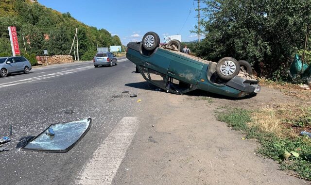 В Мукачеві біля ДАІ трапилася ДТП: одна автівка на даху
