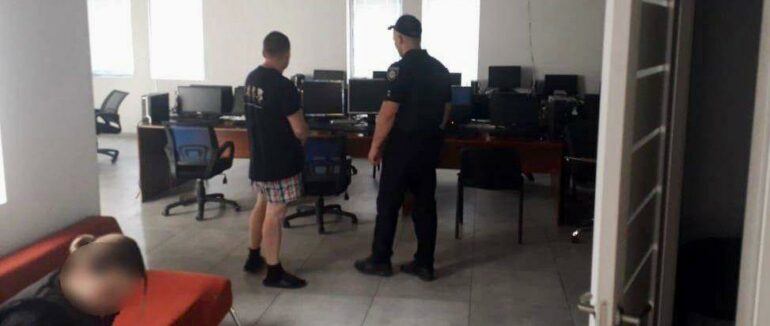 У Мукачеві викрили групи шахраїв із понад 50 осіб, які запустили шахрайський call-центр