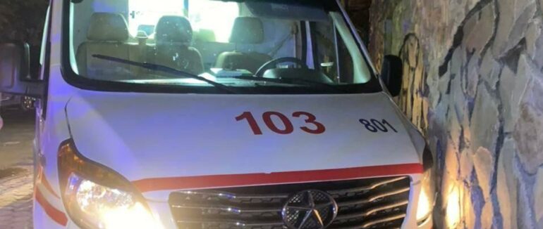 У Виноградові пацієнт лікарні викрав “швидку” і врізався на ній в огорожу