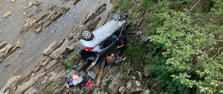 На Хустщині ДТП: водій з сім’єю злетів у річку з моста