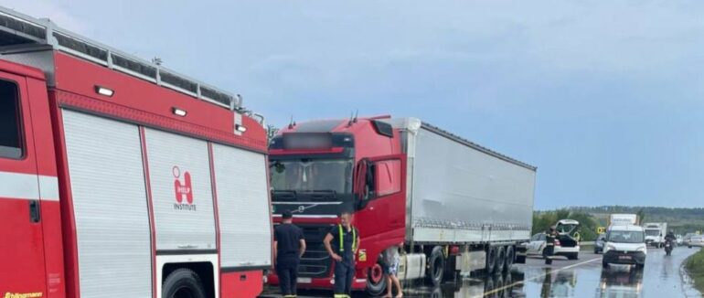 Олія на дорозі: через ДТП на Ужгородщині обмежували рух автотранспорту (ФОТО)