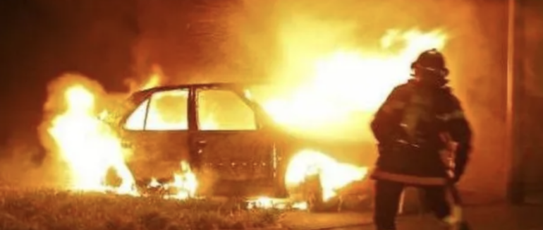 На Хустщині посеред ночі згоріла іномарка