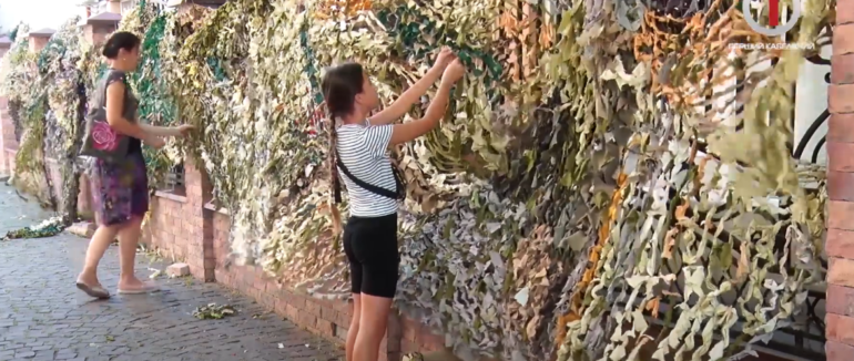 Закликають доєднатися всіх : у Мукачеві плетуть маскувальні сітки для ЗСУ (ВІДЕО)