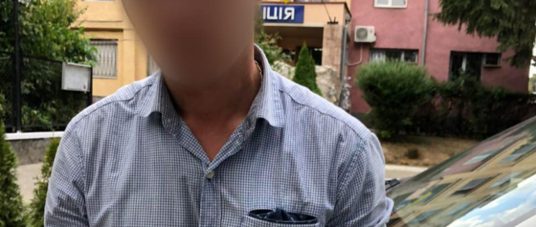 В Ужгороді чоловік погрожував перехожим ножем