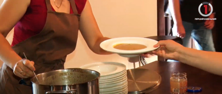 Ресторан став соціальною їдальнею: на Хустщині безкоштовно харчують переселенців (ВІДЕО)