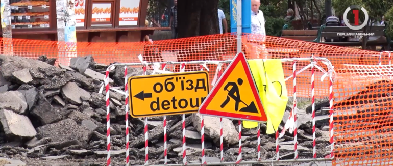 Боротьба з ямами: в Ужгороді відновлюють дорожні артерії (ВІДЕО)