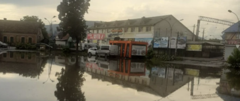 Повалені дерева та відсутнє електропостачання: на Свалявщині затопило вулиці