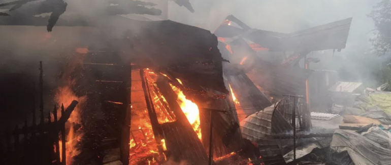 У Тячівському районі горіли два будинки: вогонь з одного даху перекинувся на сусідній