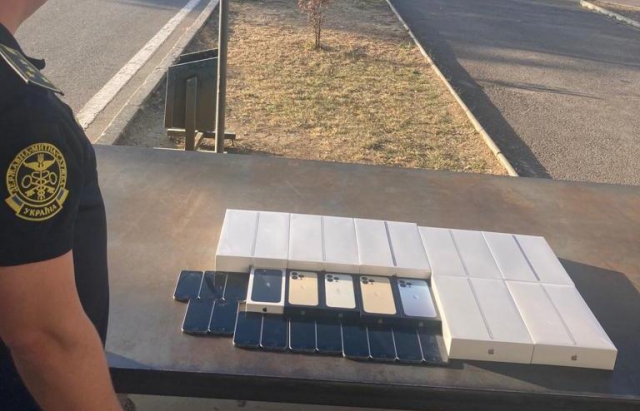 Незадекларований товар на 400 тис грн: ужгородець хотів провезти планшети і мобільні телефони