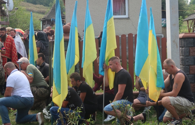На Закарпатті провели в останню путь полеглого у війні Героя Віктора Шахайду