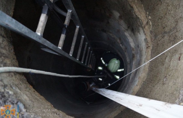 На Мукачівщині знепритомніли та впали до колодязя двоє чоловіків