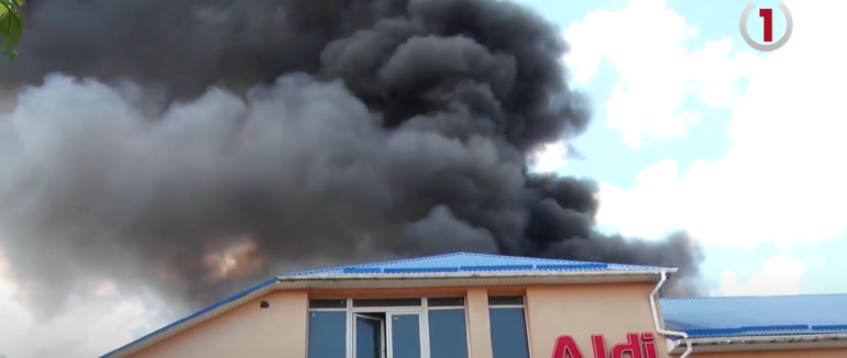 Місто в полоні диму: у Мукачеві діти чули вибух (ВІДЕО)