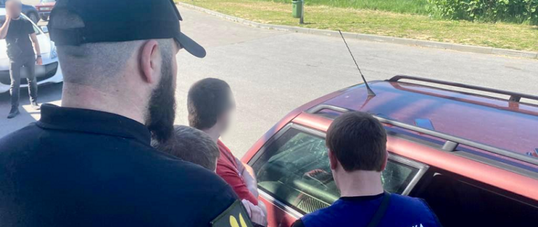 Впіймали “на гарячому”: на Закарпатті судитимуть екс-посадовця за підробку документів