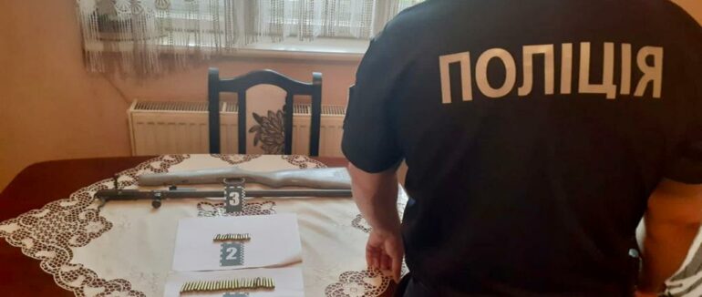 Житель Ужгородщини зберігав у своїй оселі зброю та боєприпаси