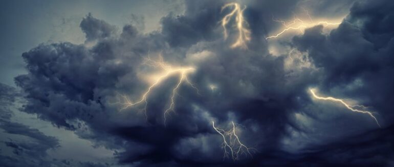 Частину Закарпатської області накриють грози і град