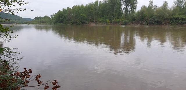 В Закарпатті через дощі почав підійматися рівень річок