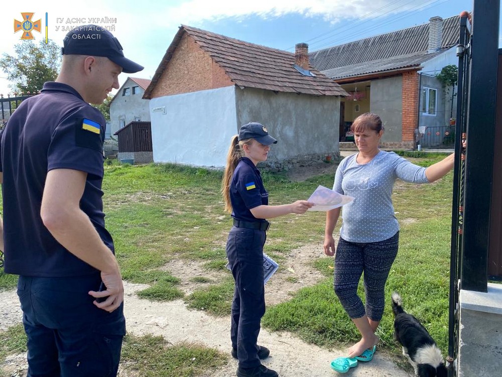 Безпека перш за все: на Ужгородщині рятувальники ходили по домівках