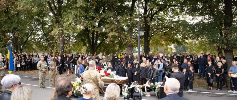 Ужгородці провели в останню путь загиблого Героя Сергія Чернікова