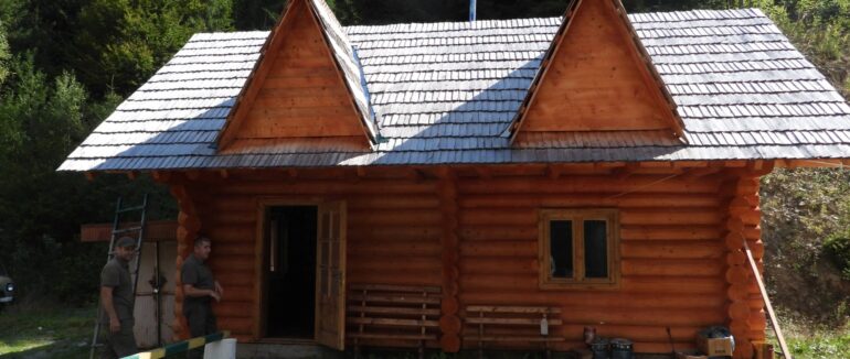 У реабілітаційному центрі бурих ведмедів на Закарпатті облаштовують альтанку для відвідувачів