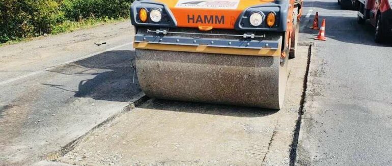 Боротьба з вибоїнами: біля селища Чинадієва не буде ям (ФОТО)