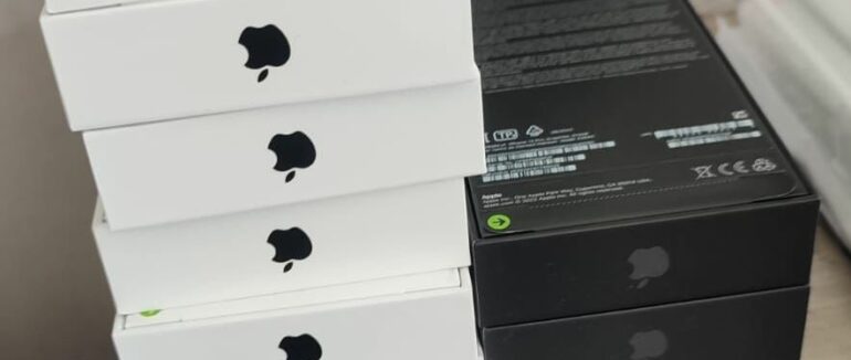 На кордоні зі Словаччиною митники вилучили у закарпатки партію новеньких айфонів на мільйон гривень