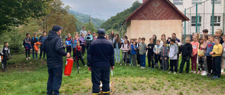 “Осінні” теми від ДСНС: рятувальники провели профілактичні заходи на Рахівщині та Ужгородщині