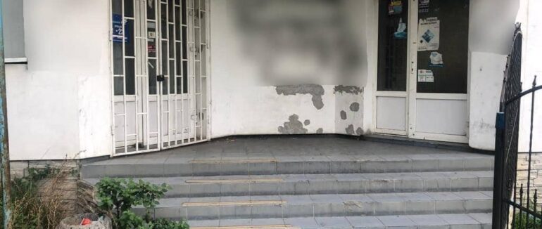 Надписи на стінах в одному із мікрорайонів Мукачева обурила жителів: “художника” знайшли