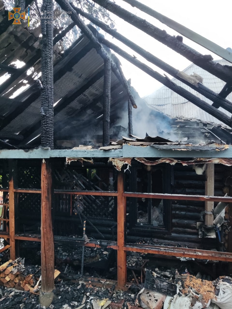На Мукачівщині горів житловий будинок: пожежу помітили сусіди