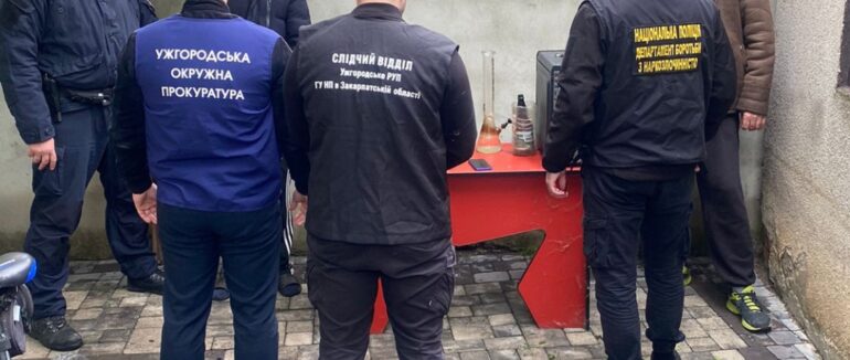 50-річний ужгородець через «Telegram» продавав наркотики, а по місту залишав товар