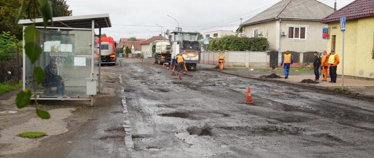 Нарешті розпочали: у Мукачеві триває ремонт найгіршої дороги