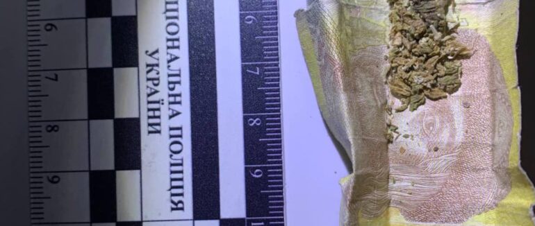 Нічний обшук у Мукачеві: поліція виявила наркотики та шприци у 4 чоловіків