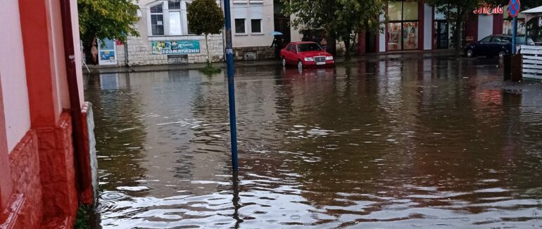 Якщо машина проїде, то пішохід не пройде: у центрі Берегова після зливи затопило вулиці