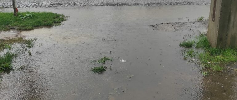 Вулиці – у воді: мукачівці скаржаться на підтоплені дороги (ФОТО)