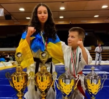 Брат і сестра із Закарпаття вибороли титули чемпіонів Європи з карате