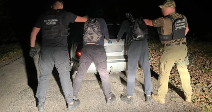 На Закарпатті поблизу словацького кордону затримали двох чоловіків призовного віку та ймовірного організатора