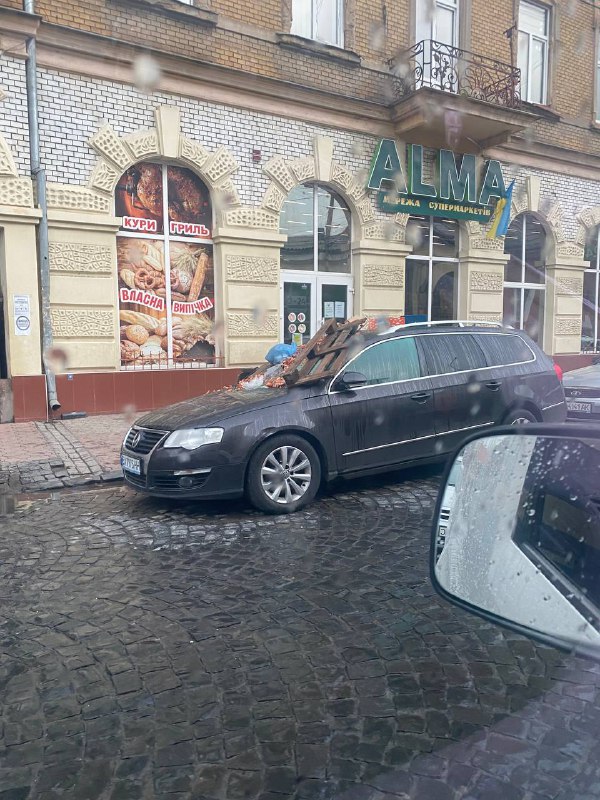 Помста колишньої?: у Мукачеві зранку водія чекав неприємний подарунок на автомобілі (ФОТО, ВІДЕО)