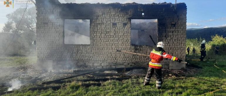 Горів закинутий будинок: на Ужгородщині рятувальники протягом 3 годин боролися з пожежею
