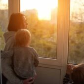 За прихисток – матеріальна допомога: скільки отримають закарпатці, які поселили ВПО?