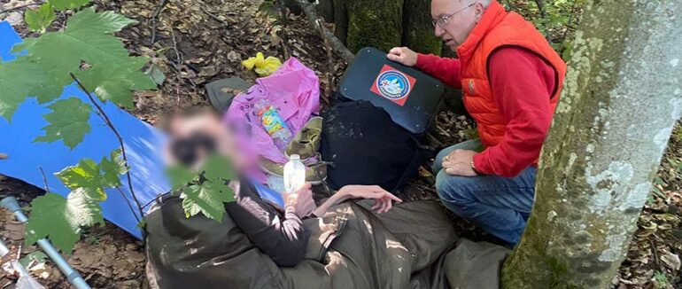 На Рахівщині у лісі місцеві жителі натрапили на безпорадного туриста, який кілька днів пролежав у хащах