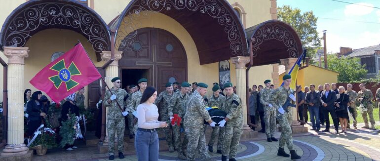 На Закарпатті поховали воїна, який загинув у боях у Херсонській області