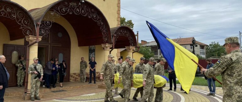 У Берегові провели в останню путь молодого військового