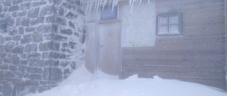 Намело до 40 сантиметрів: у Карпатах сніжить