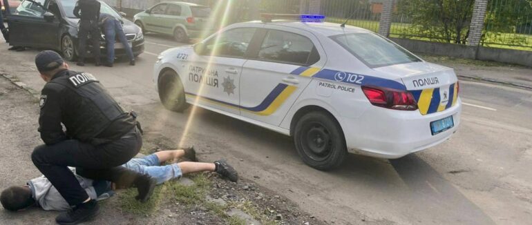 Затримання у Мукачеві: чоловік торгував наркотиками на території райцентру